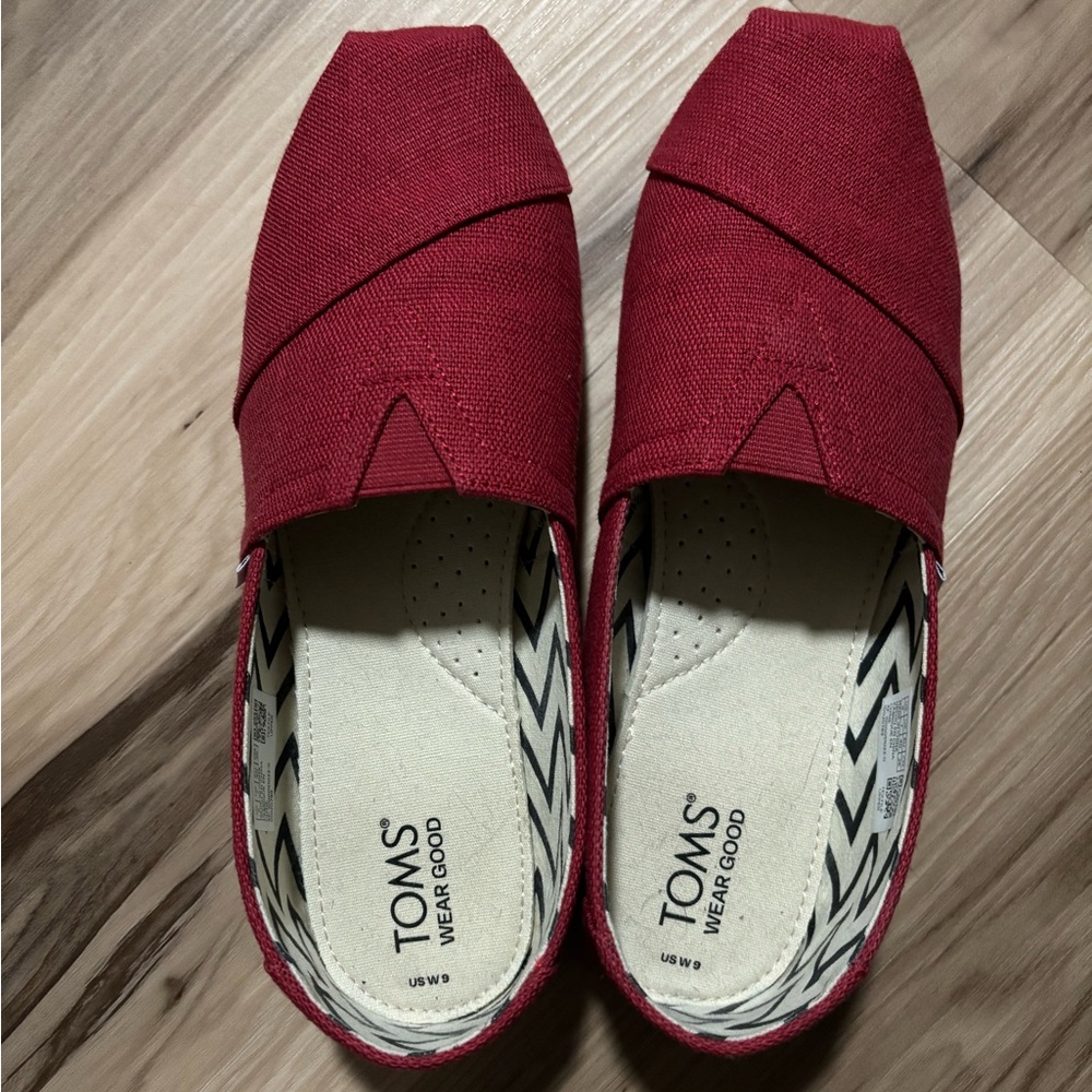 Red Canvas TOM’s